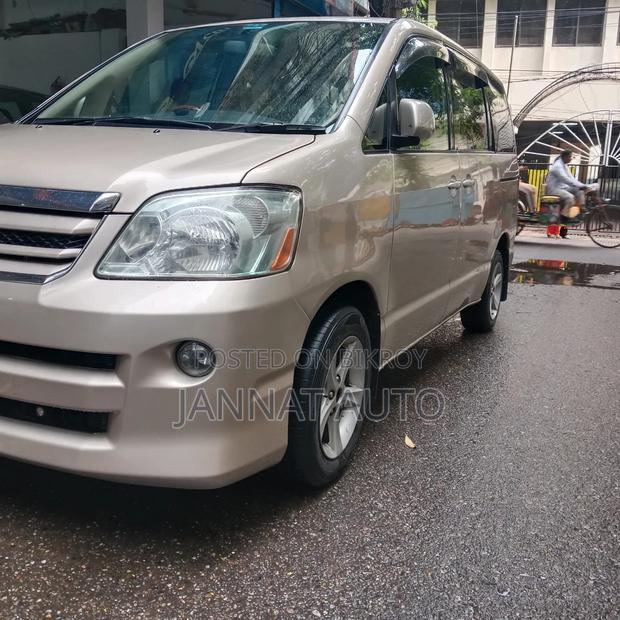 Toyota Noah 2004 Gold