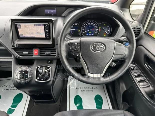 Toyota Noah 2021 Silver