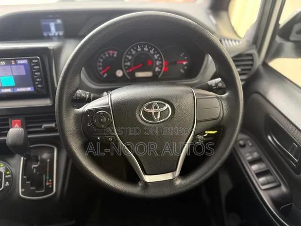 Toyota Noah 2021 Silver