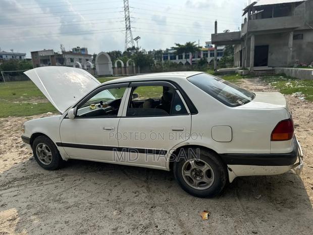 Toyota Corolla 2000 White