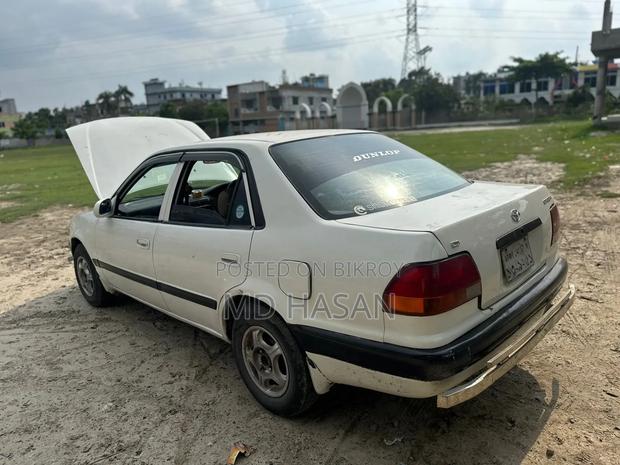 Toyota Corolla 2000 White