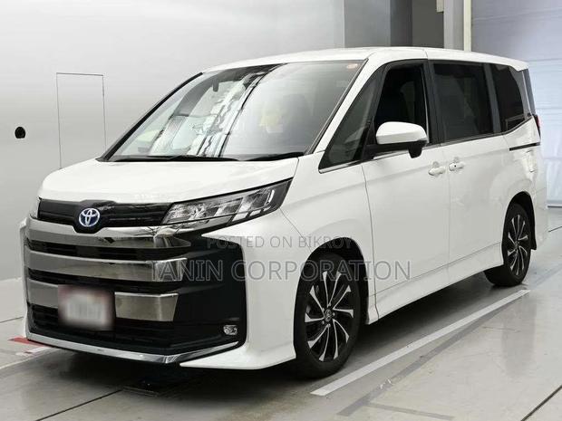 Toyota Noah 2022 White