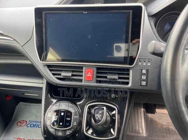 Toyota Esquire 1.8 Front Wheel Drive Hybrid (7 seater) 2020 White