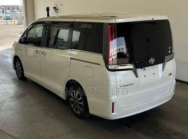 Toyota Esquire 1.8 Front Wheel Drive Hybrid (7 seater) 2020 White