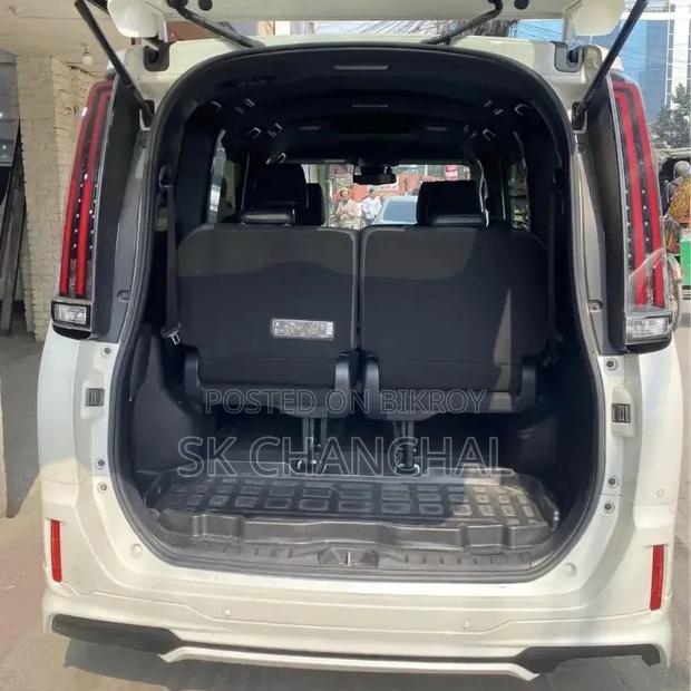 Toyota Esquire 1.8 FWD Hybrid (7 seater) 2021 Pearl