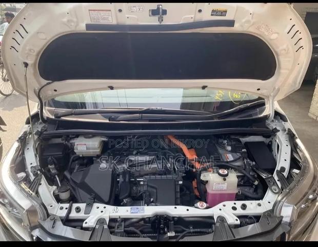 Toyota Esquire 1.8 FWD Hybrid (7 seater) 2021 Pearl