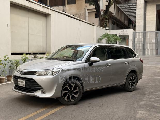 Toyota Corolla Fielder 1.5 Hybrid FWD 2016 Silver