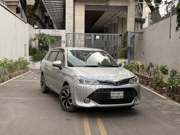 Toyota Corolla Fielder 1.5 Hybrid FWD 2016 Silver