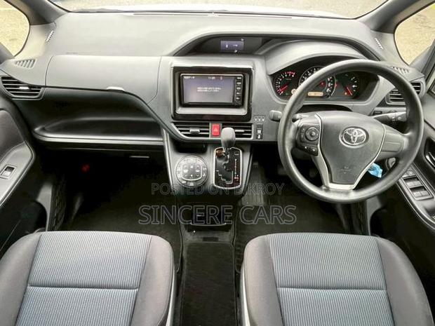 Toyota Noah 2021 Silver