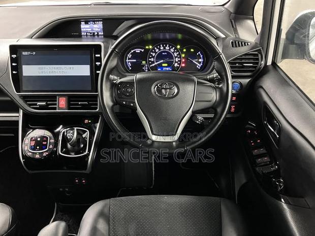 Toyota Voxy 2021 Pearl