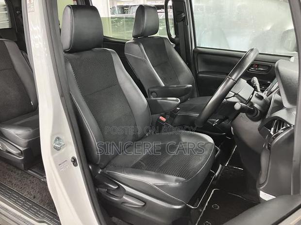 Toyota Voxy 2021 Pearl