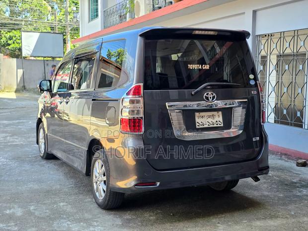 Toyota Noah 2011 Gray