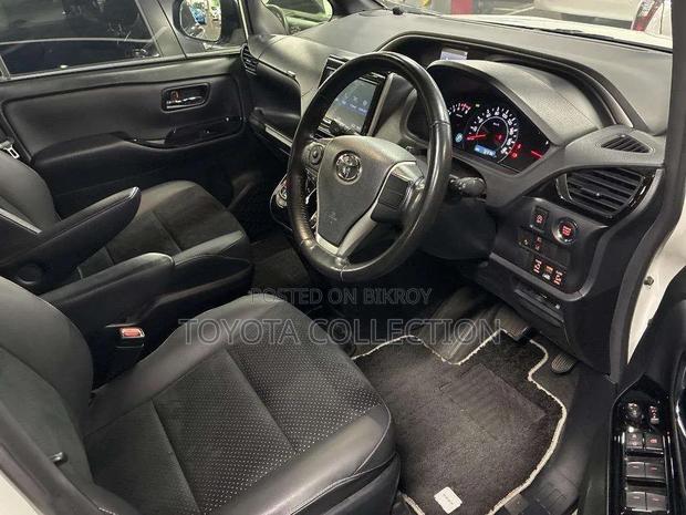 New Toyota Voxy 2021 Pearl