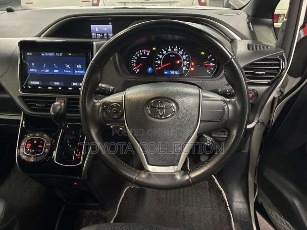 New Toyota Voxy 2021 Pearl