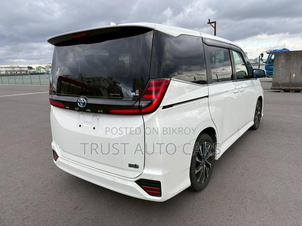 Toyota Noah 2022 Pearl
