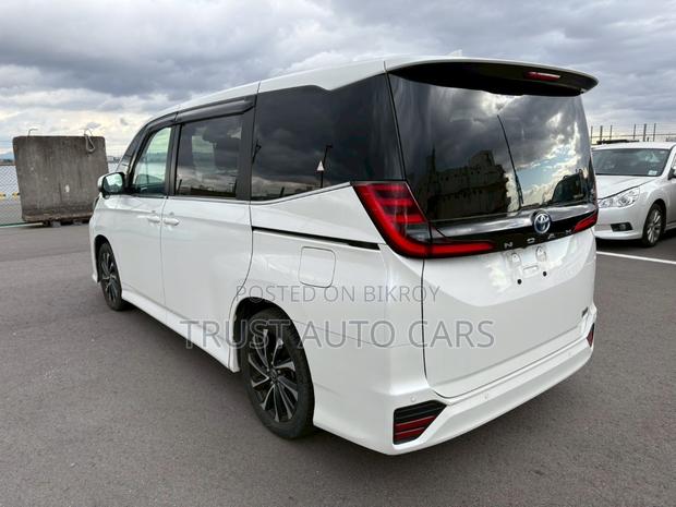 Toyota Noah 2022 Pearl