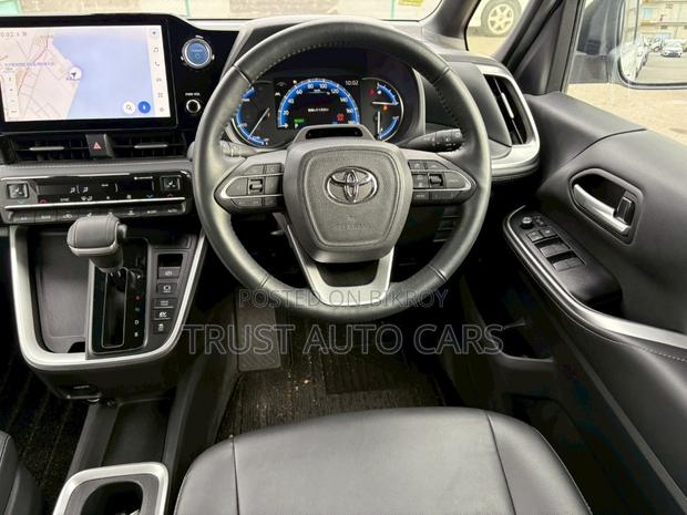 Toyota Noah 2022 Pearl