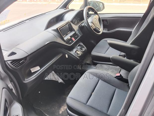 Toyota Noah 2021 Silver