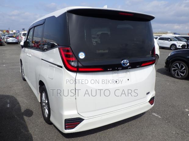 Toyota Noah 2022 White