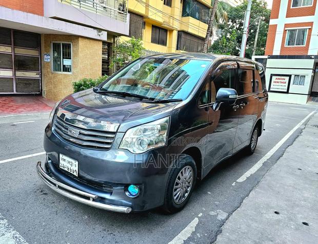 Toyota Noah 2013 Gray