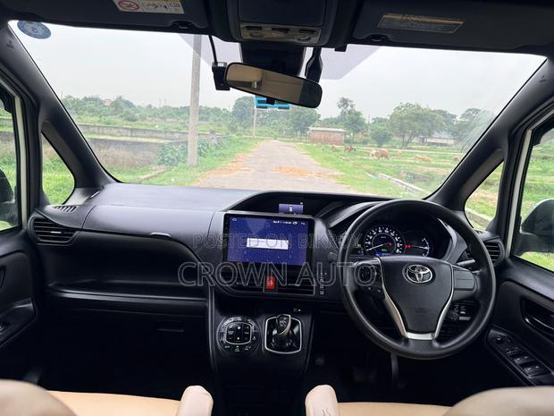 Toyota Noah 1.8 FWD Hybrid (7 Seater) 2018 Silver
