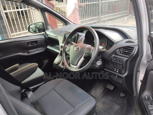 Toyota Noah 2021 Silver