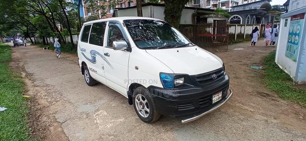 Toyota Noah 2002 White