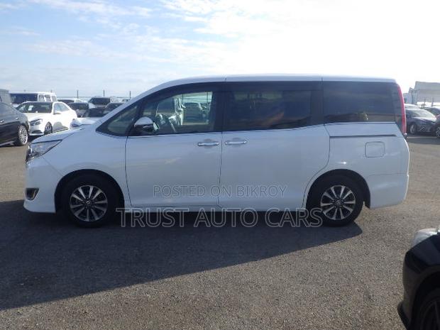 Toyota Esquire 2020 Pearl