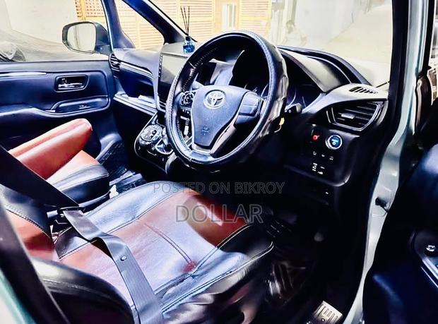 Toyota Esquire 1.8 FWD Hybrid (7 seater) 2015 Blue