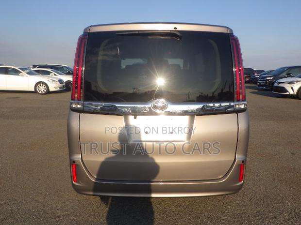 Toyota Noah 2021