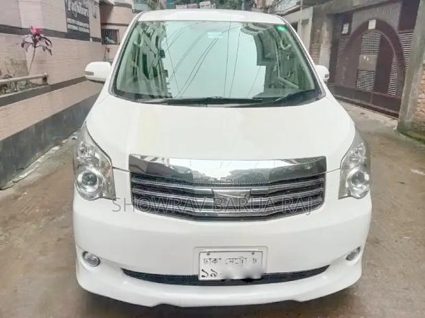 Toyota Noah 2012 Pearl