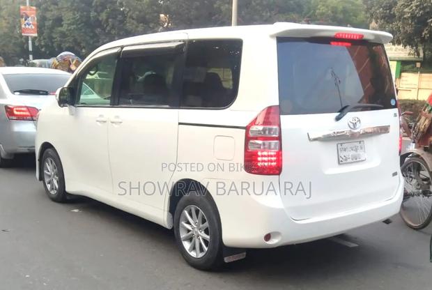 Toyota Noah 2012 Pearl