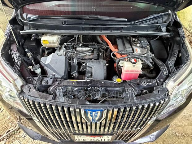 Toyota Esquire 1.8 FWD Hybrid (7 seater) 2015 Red