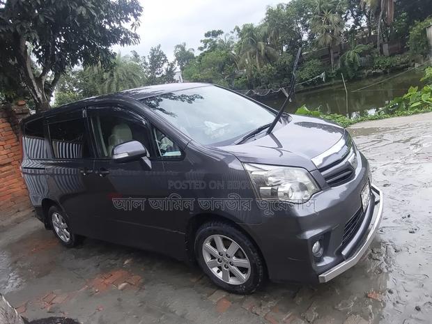 Toyota Noah 2.0 158hp FWD (8 Seater) 2010 Gray
