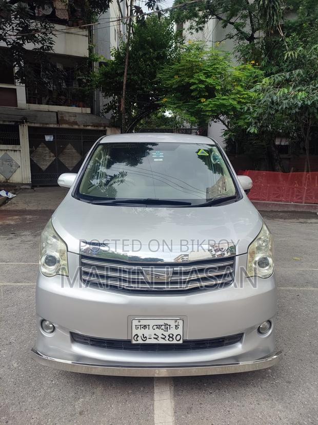 Toyota Noah 2.0 143hp FWD (8 Seater) 2011 Silver