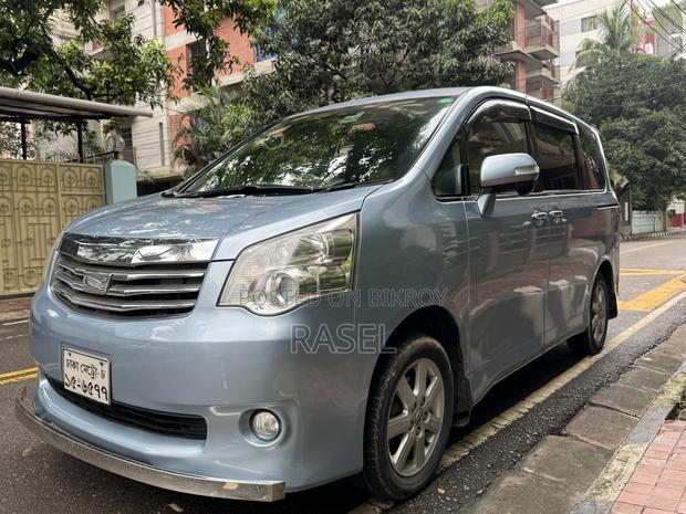 Toyota Noah 2.0 143hp AWD (8 Seater) 2011 Blue