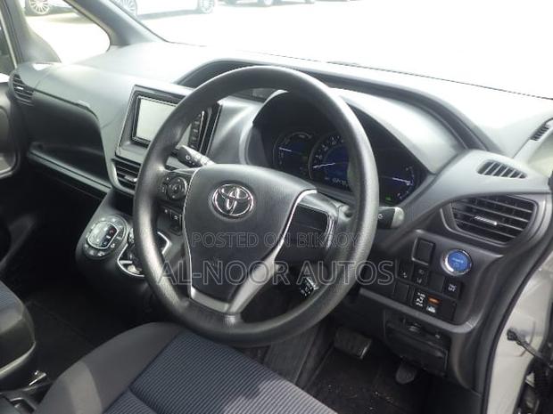 Toyota Noah 2021 Silver