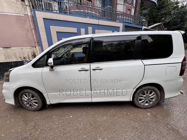 Toyota Noah 2.0 158hp FWD (8 Seater) 2012 Pearl