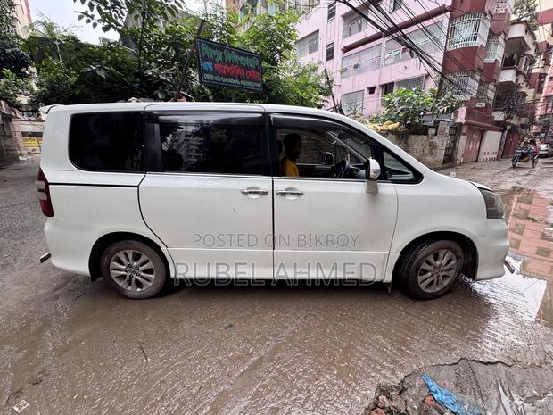 Toyota Noah 2.0 158hp FWD (8 Seater) 2012 Pearl
