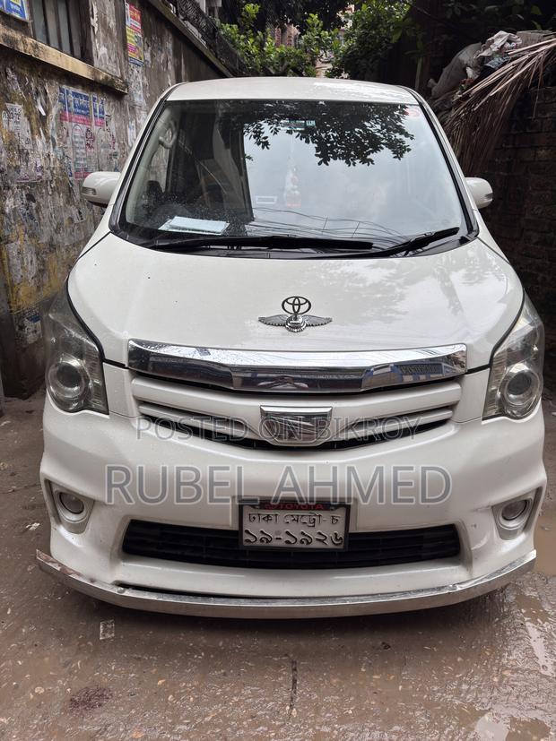 Toyota Noah 2.0 158hp FWD (8 Seater) 2012 Pearl