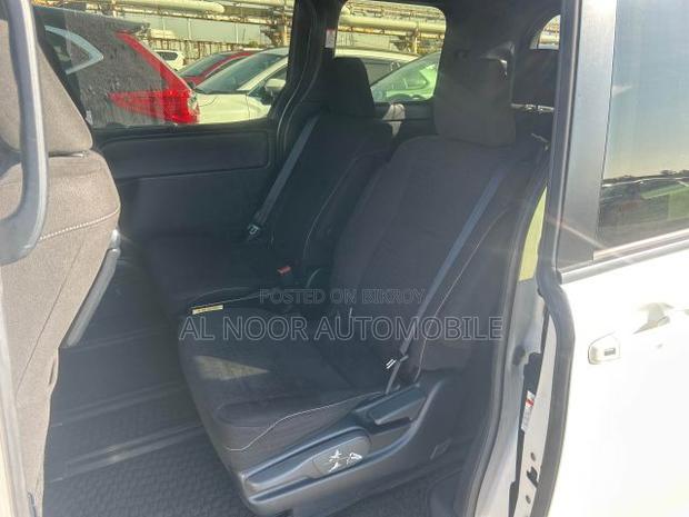 Toyota Noah 2021 Silver