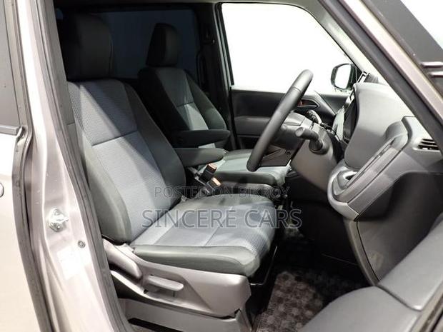 Toyota Noah 2022 Beige