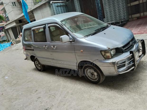 Toyota Noah 2001 Silver