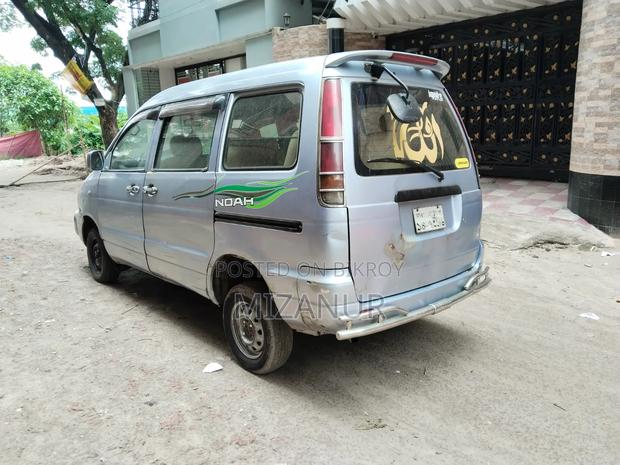 Toyota Noah 2001 Silver