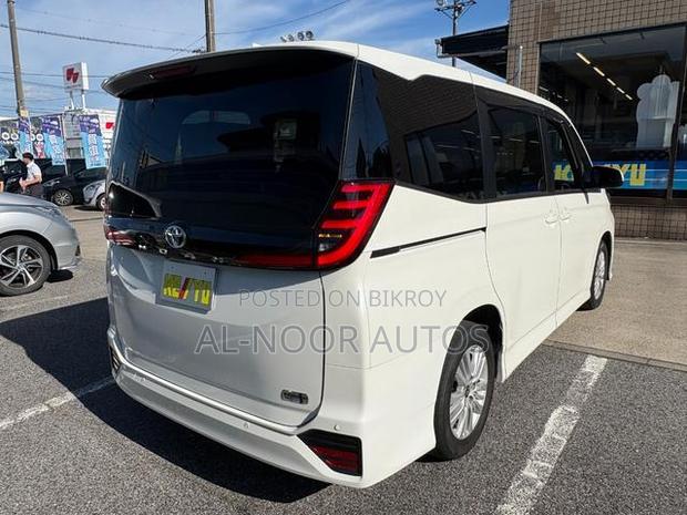 Toyota Noah 2022 Pearl