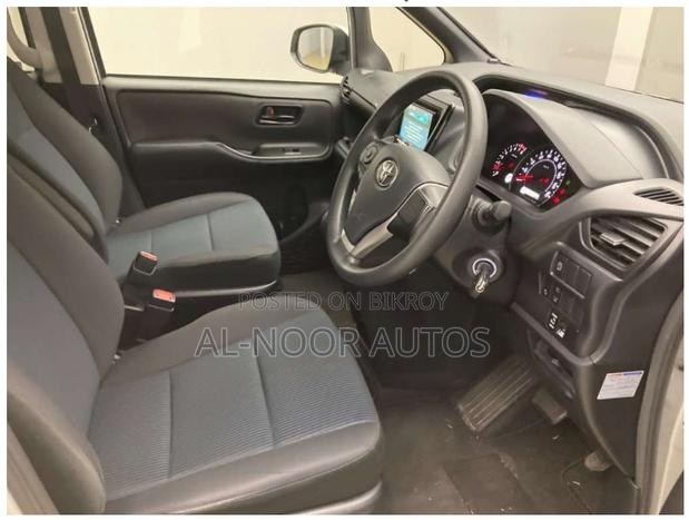 Toyota Noah 2021 Silver
