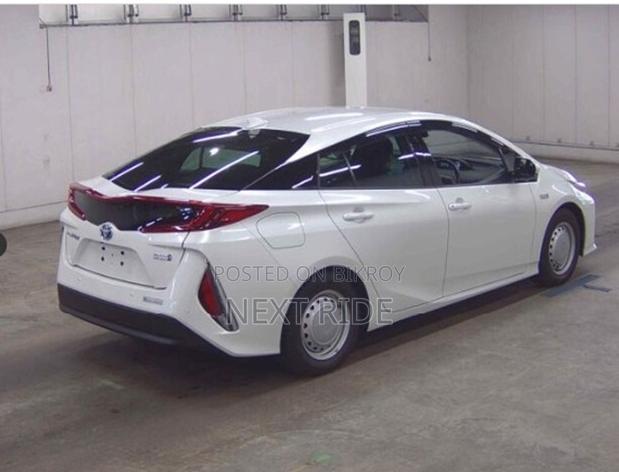 New Toyota Prius 2021 Pearl