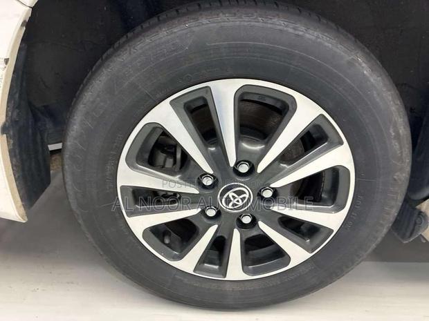 Toyota Esquire 2021 Pearl