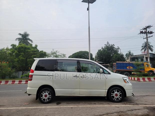 Toyota Noah 2002 White
