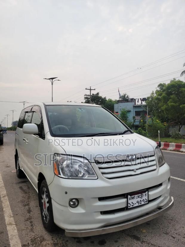 Toyota Noah 2002 White